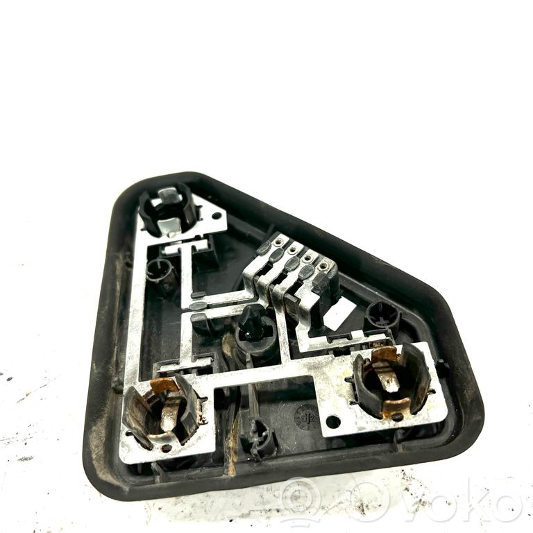 Aizmugures spuldzes vāka turētājs