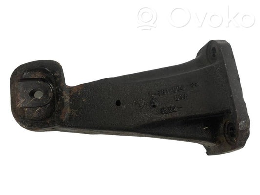 Engine mounting bracket