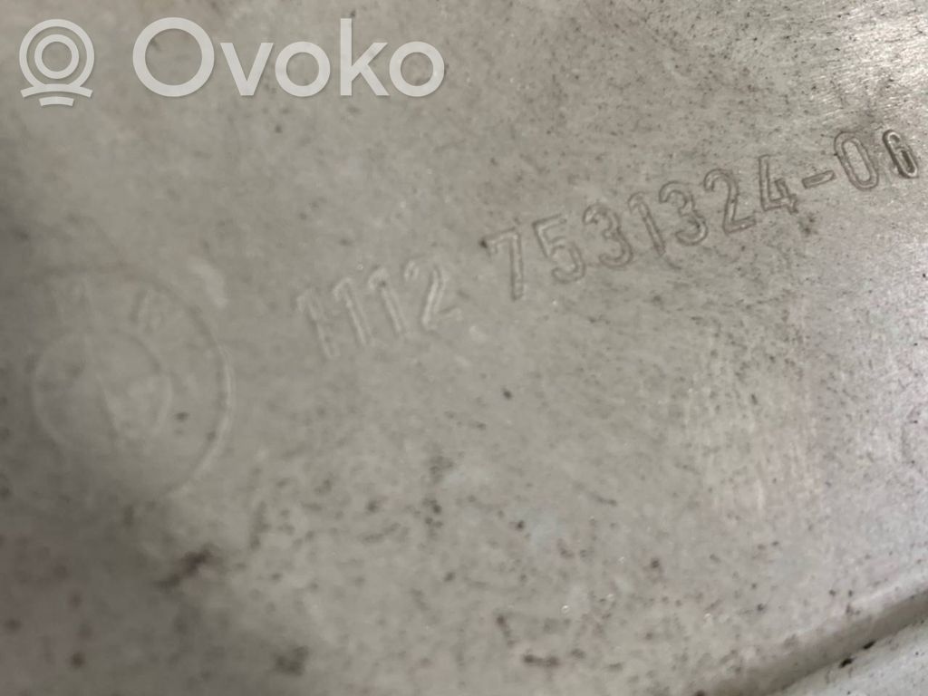 Dzinēja pārsegs (dekoratīva apdare)