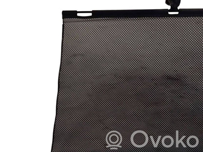 Aizmugurē logu aizkars