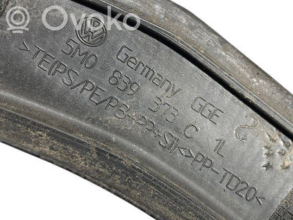 Aizmugurē durvju dekoratīvā apdare (moldings)