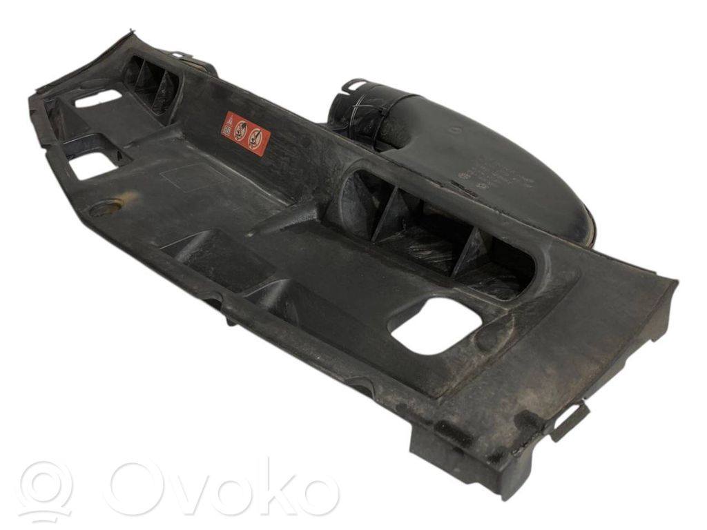 Dzinēja pārsega slēdzenes dekoratīvā apdare