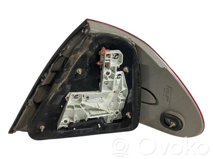 Aizmugurējais lukturis virsbūvē