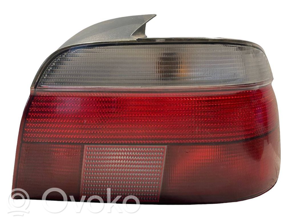 Aizmugurējais lukturis virsbūvē