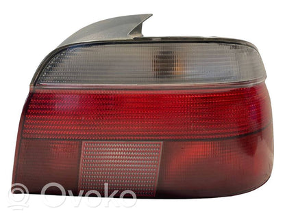 Aizmugurējais lukturis virsbūvē