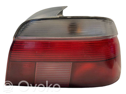 Aizmugurējais lukturis virsbūvē