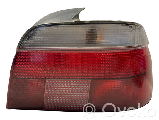 Aizmugurējais lukturis virsbūvē