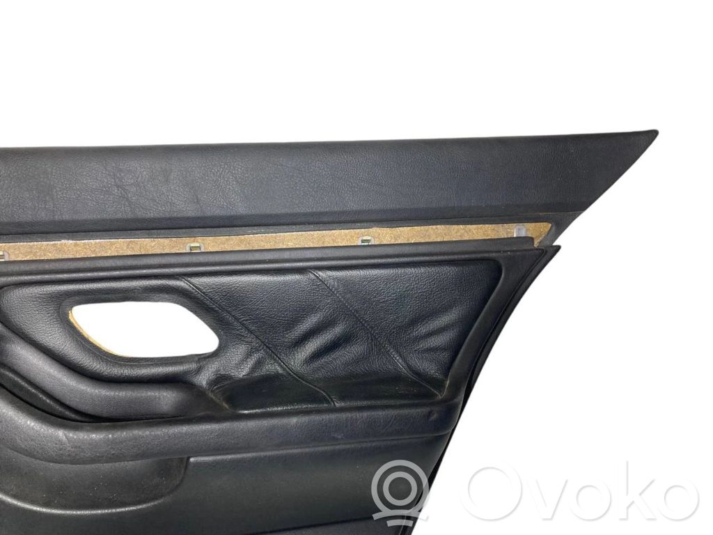 Apšuvums aizmugurējām durvīm