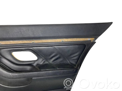 Apšuvums aizmugurējām durvīm