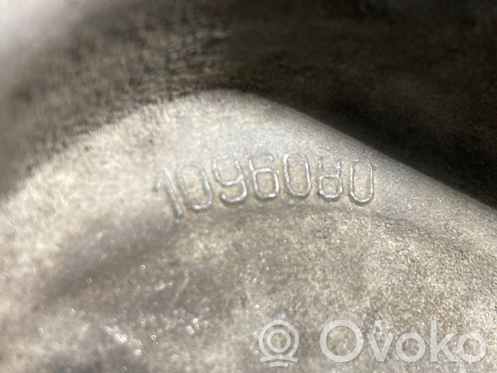 Engine mounting bracket