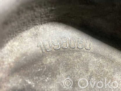 Engine mounting bracket