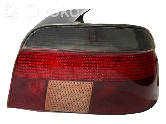 Задний фонарь в кузове