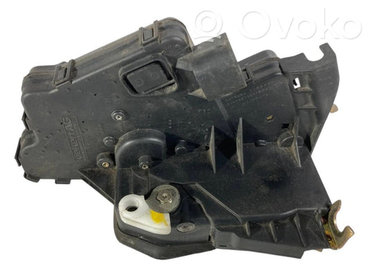 Priekšpusē slēdzene