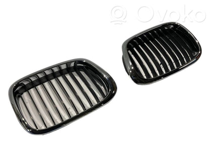 Dzinēja pārsega dekoratīvais režģis