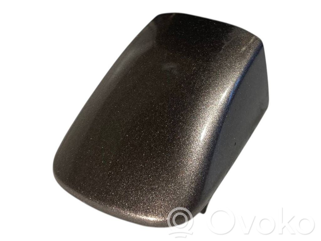 Priekšpusē durvju roktura vāciņš