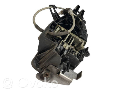 Priekšpusē turētājs / kronšteins ārējam atvēršanas rokturim