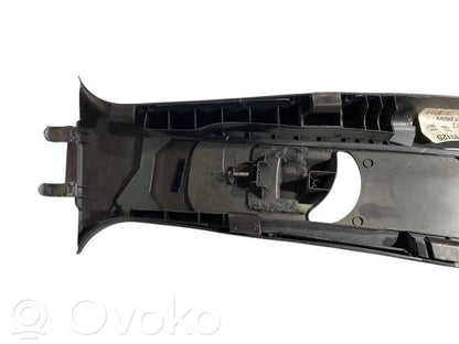 (B) statņa dekoratīvā apdare (augšdaļa)