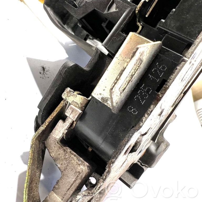 Priekšpusē slēdzene