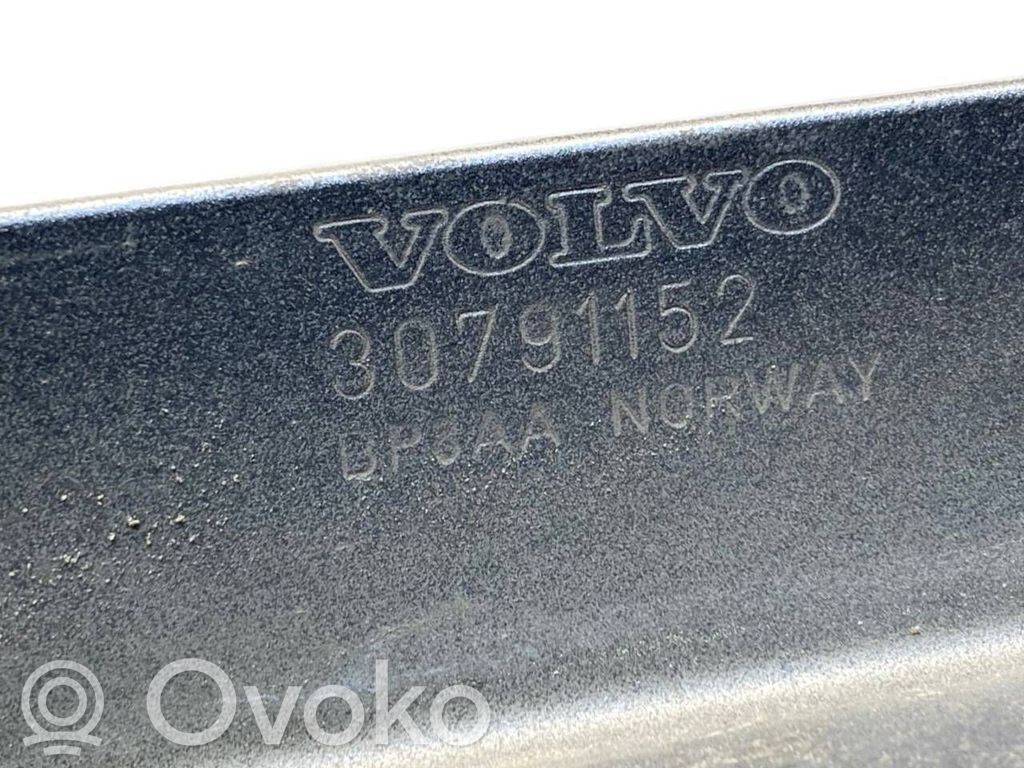 Priekšpusē bampera sija / balka