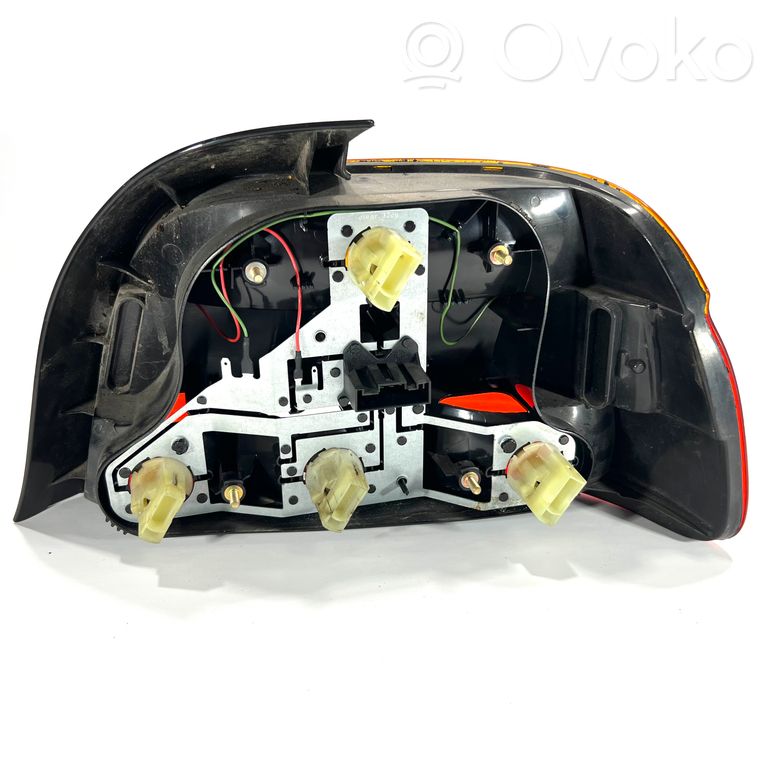 Aizmugurējais lukturis virsbūvē