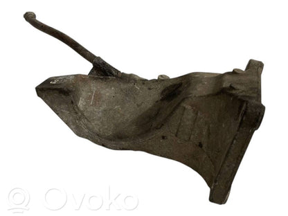 Engine mounting bracket