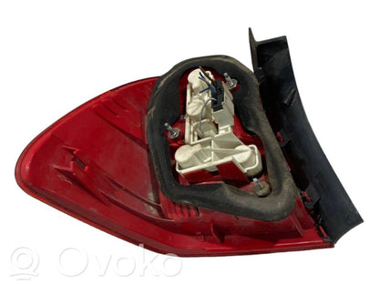 Aizmugurējais lukturis virsbūvē