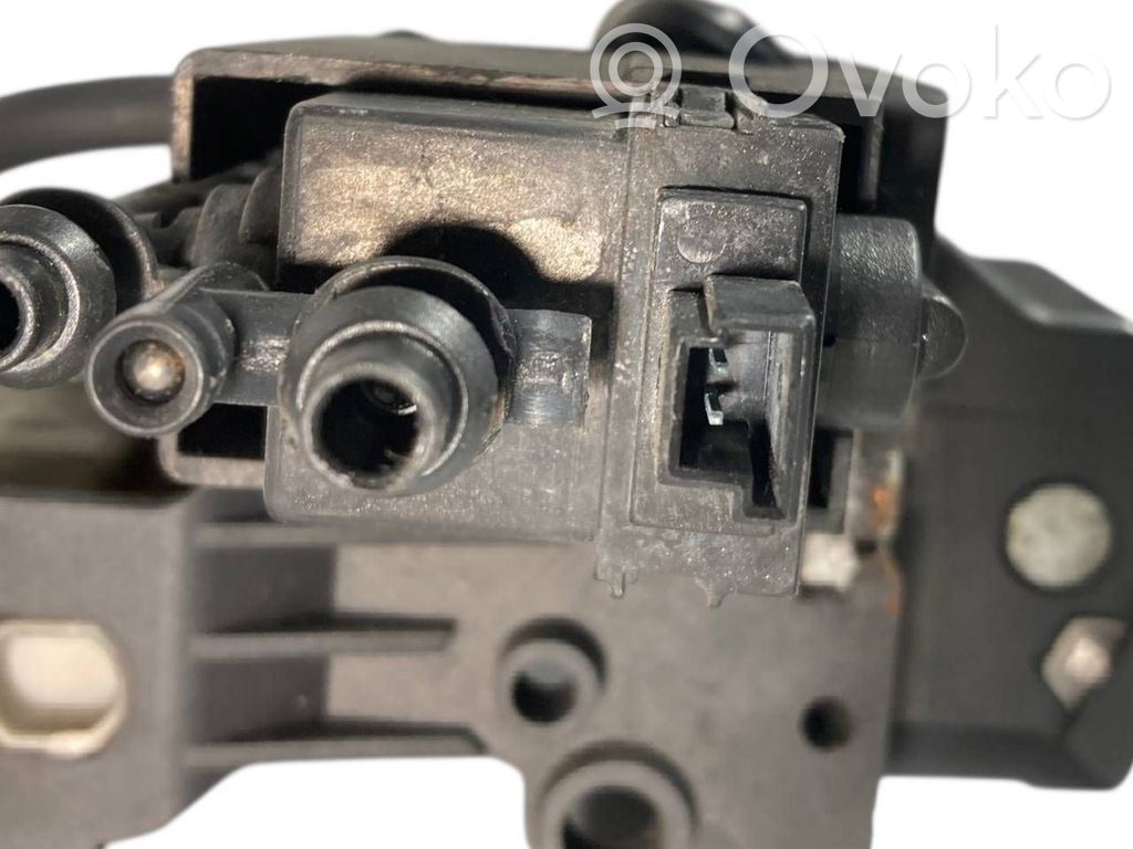 Aizmugurējā pārsega slēdzene