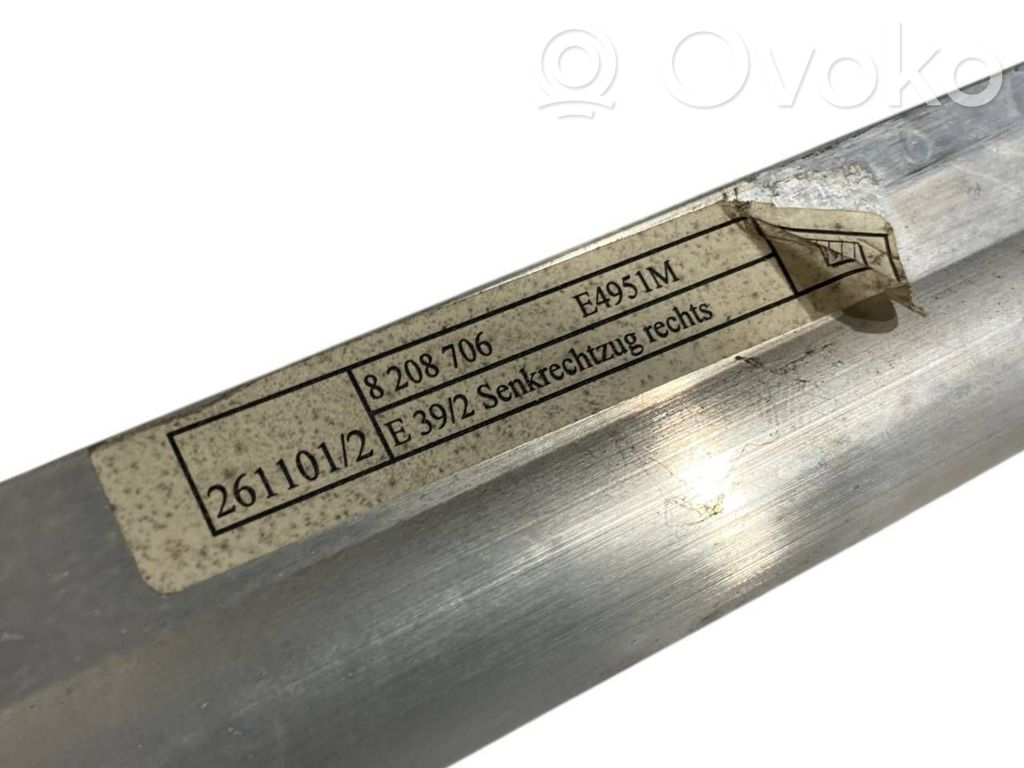 Aizmugurē logu aizkars