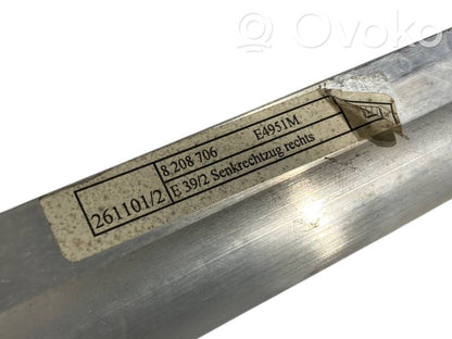 Aizmugurē logu aizkars