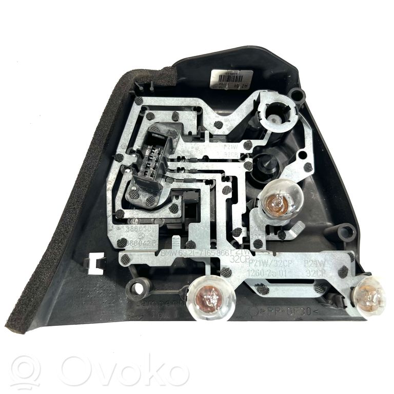 Держатель крышки заднего фонаря