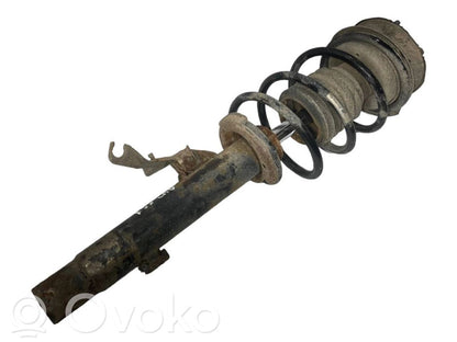 Priekšpusē amortizators ar atsperi