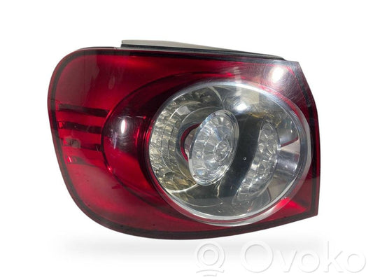 Aizmugurējais lukturis virsbūvē