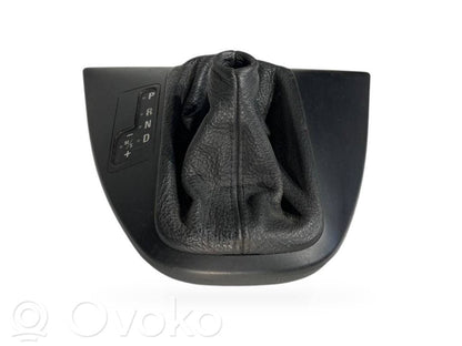 Ātrumu pārslēgšanas sviras dekoratīvā apdare (plastmasas)