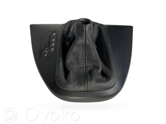 Ātrumu pārslēgšanas sviras dekoratīvā apdare (plastmasas)