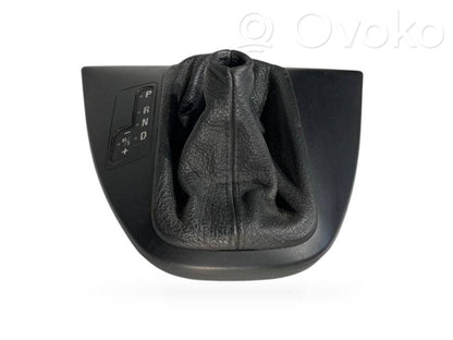 Ātrumu pārslēgšanas sviras dekoratīvā apdare (plastmasas)