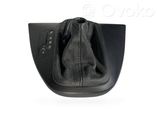 Ātrumu pārslēgšanas sviras dekoratīvā apdare (plastmasas)