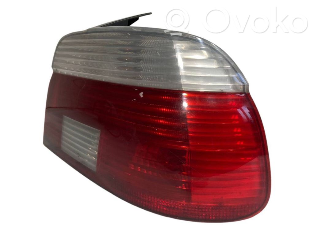 Aizmugurējais lukturis virsbūvē