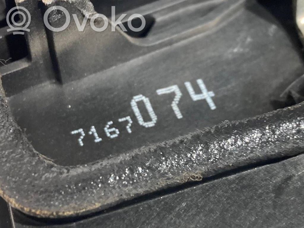 Priekšpusē slēdzene