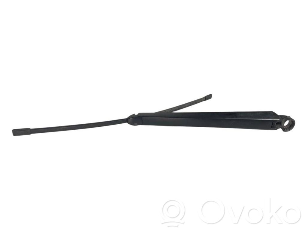 Aizmugurējā loga tīrītāja kājiņa