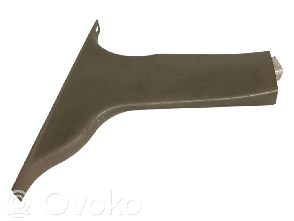 (B) statņa dekoratīvā apdare (apakšdaļa)