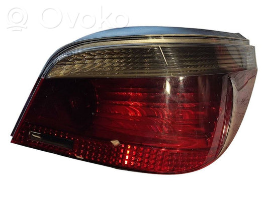 Aizmugurējais lukturis virsbūvē