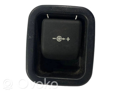 12 V ligzda (aizmugure)
