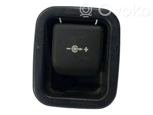 12 V ligzda (aizmugure)
