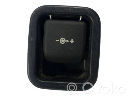 Розетка 12 В (сзади)