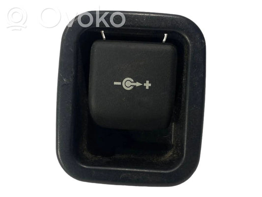 12 V ligzda (aizmugure)