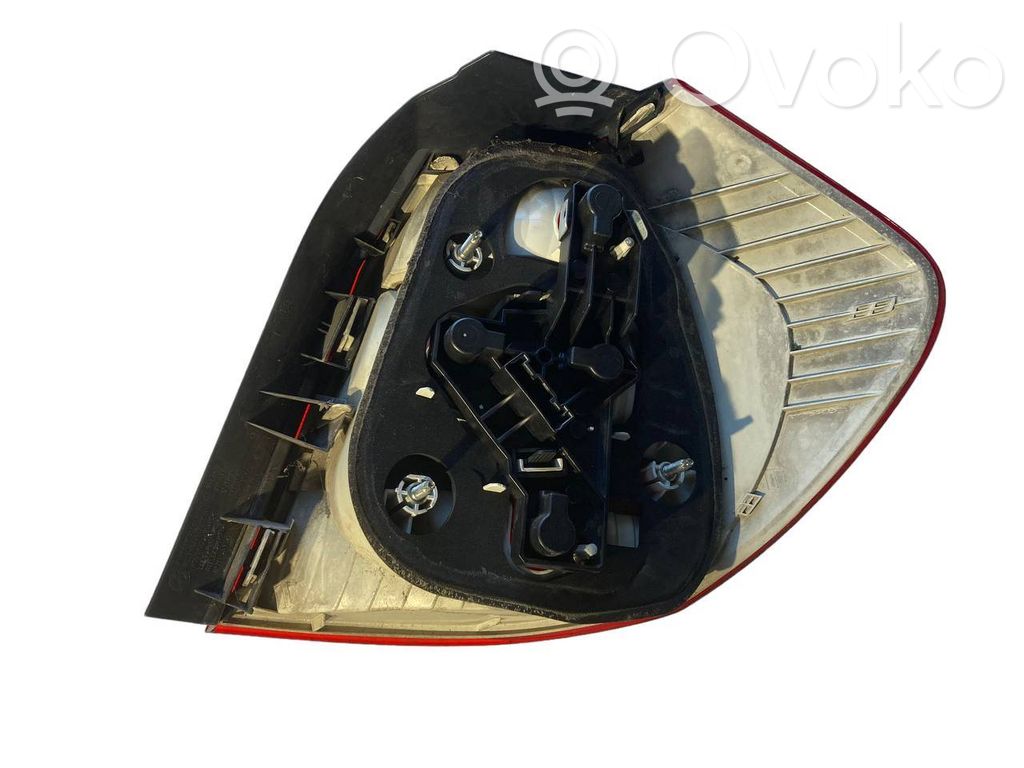 Aizmugurējais lukturis virsbūvē