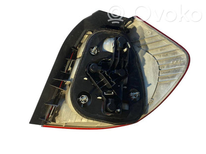 Aizmugurējais lukturis virsbūvē