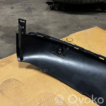 Priekšpusē dekoratīva bampera uzlikas