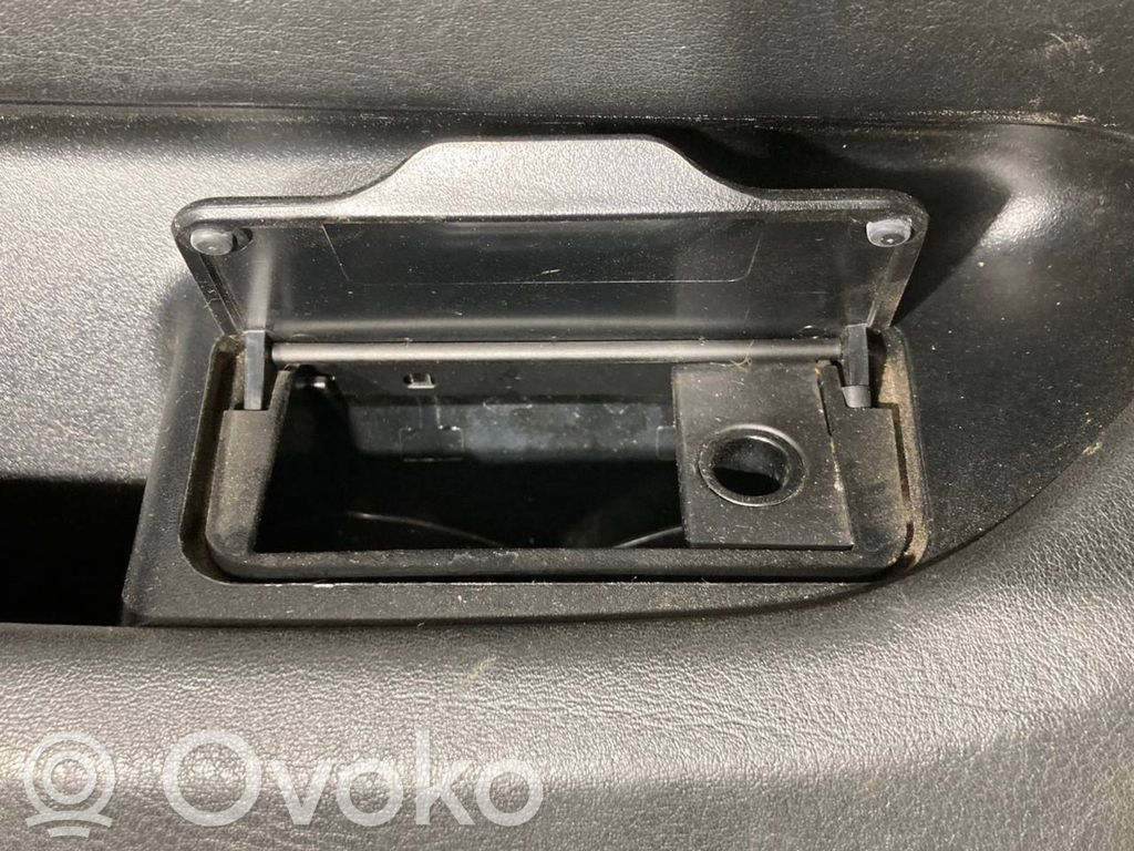 Apšuvums aizmugurējām durvīm