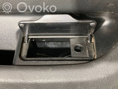 Apšuvums aizmugurējām durvīm